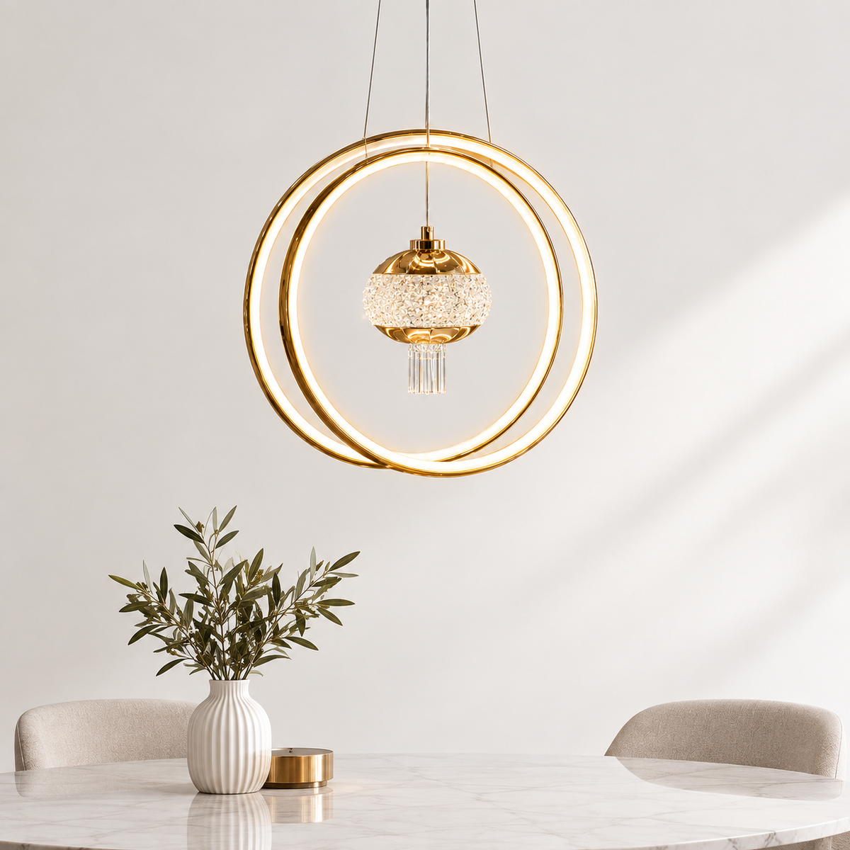 Suspension Design Dorée à Anneaux – Élégance Moderne